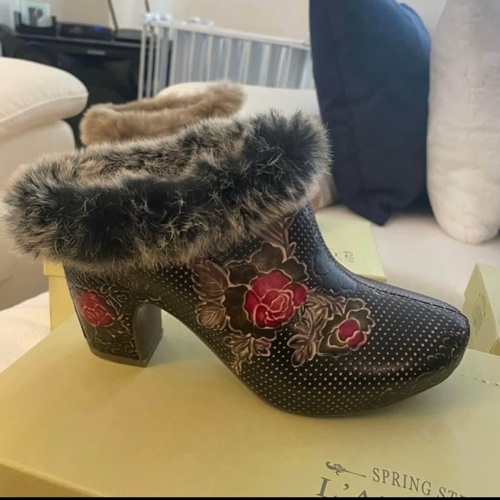 L'ATISTE Women's Black Floral Clogs